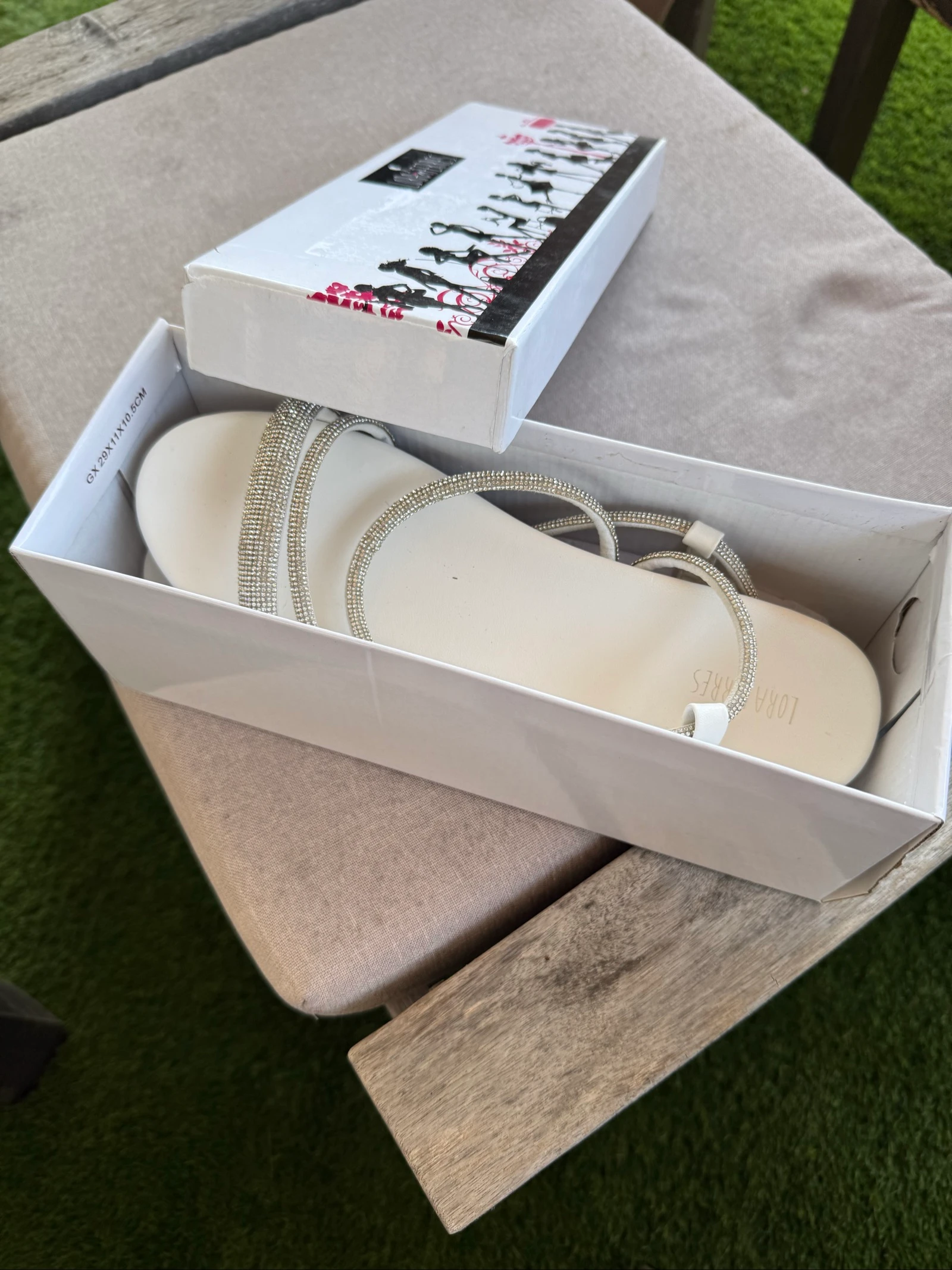 White flat sandals with rhinestone straps Lora Ferres – photo 4